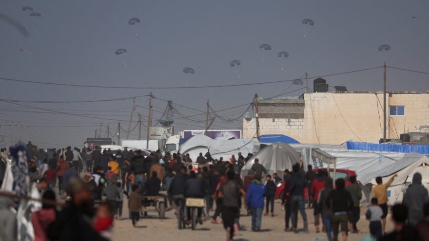 Mỹ bắt đầu tiến hành thả viện trợ xuống Gaza